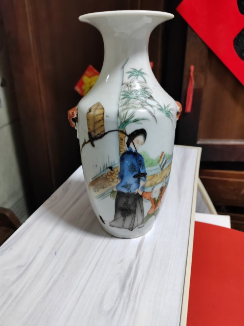 古玩陶瓷油粉彩仕女人物詩(shī)文撇口瓶拍賣，當(dāng)前價(jià)格3988元