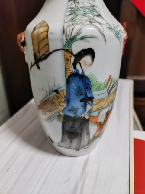 古玩陶瓷油粉彩仕女人物詩(shī)文撇口瓶拍賣，當(dāng)前價(jià)格3988元
