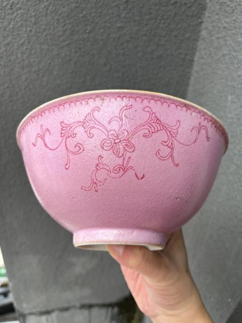 古玩陶瓷清嘉慶粉地紅彩纏枝花卉紋碗拍賣，當前價格7800元