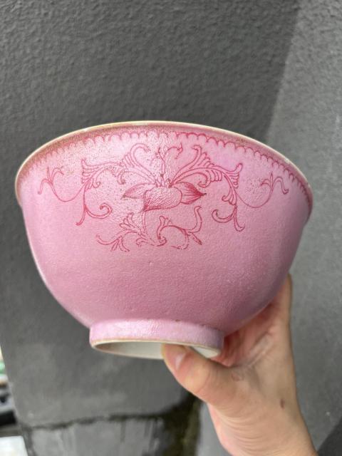 古玩陶瓷清嘉慶粉地紅彩纏枝花卉紋碗拍賣，當前價格7800元