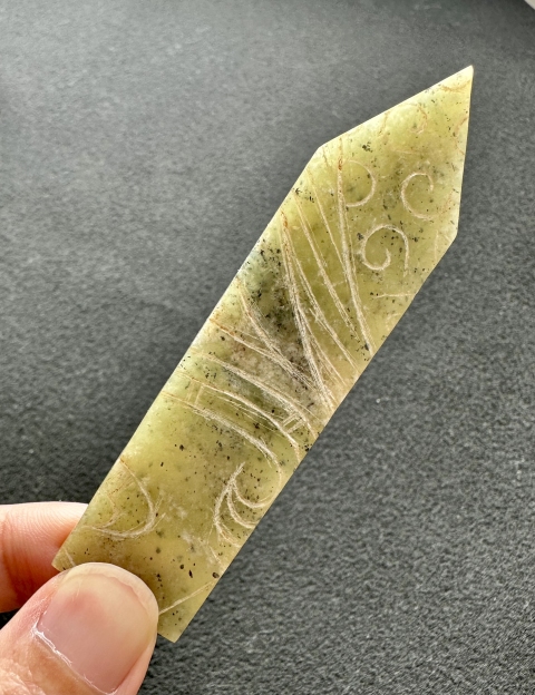 古玩玉器漢大型透閃石玉璧改圭，珠博評(píng)級(jí)80分B檔，老改老拍賣(mài)，當(dāng)前價(jià)格99996元