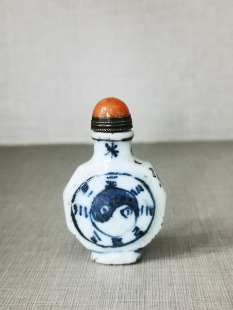 古玩陶瓷青花八卦紋藥瓶拍賣,當前價格200元