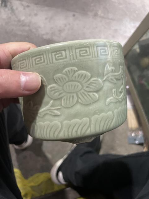 古玩陶瓷冬青釉暗刻花卉三足筒式爐拍賣,當(dāng)前價(jià)格1980元