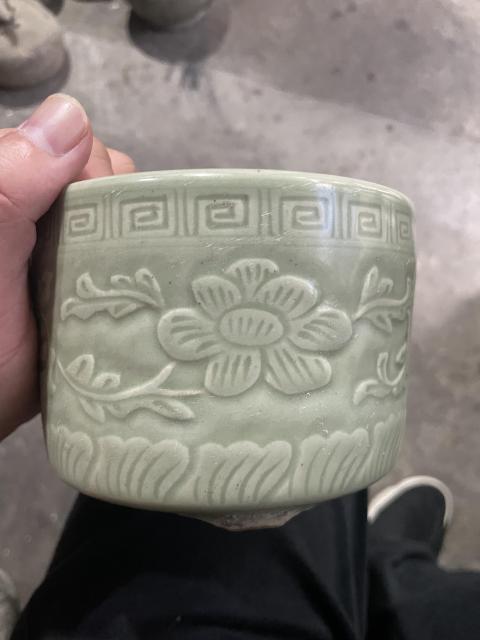 古玩陶瓷冬青釉暗刻花卉三足筒式爐拍賣,當(dāng)前價(jià)格1980元