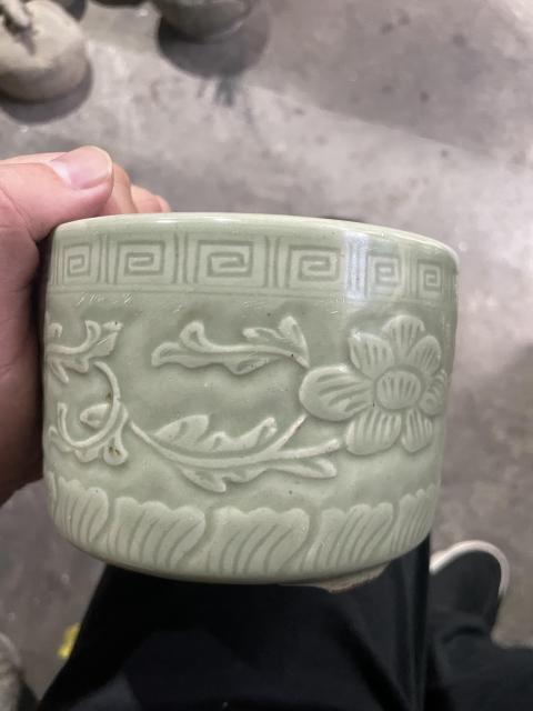 古玩陶瓷冬青釉暗刻花卉三足筒式爐拍賣,當(dāng)前價(jià)格1980元