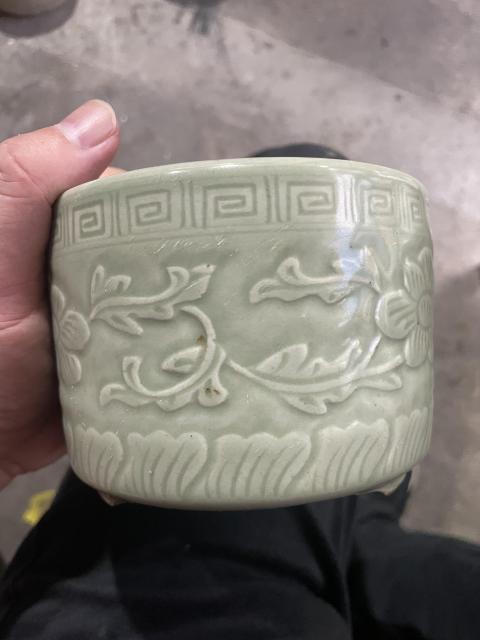 古玩陶瓷冬青釉暗刻花卉三足筒式爐拍賣,當(dāng)前價(jià)格1980元