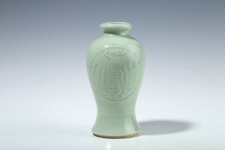 古玩陶瓷晚清·豆青釉暗刻團(tuán)鳳紋洗口瓶拍賣,當(dāng)前價格6500元