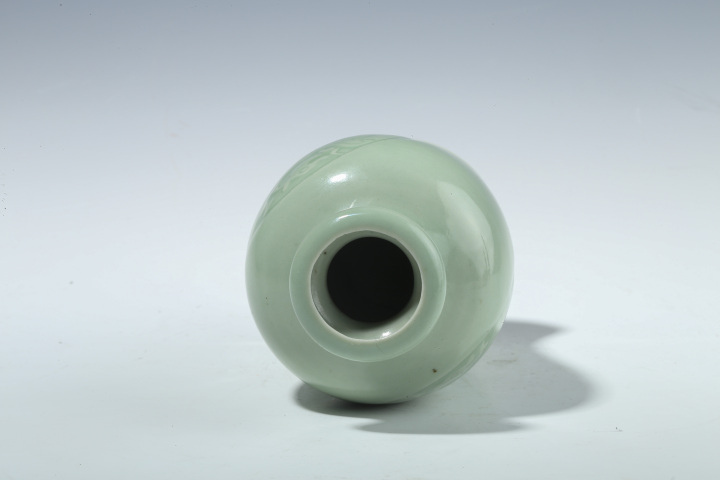 古玩陶瓷晚清·豆青釉暗刻團(tuán)鳳紋洗口瓶拍賣,當(dāng)前價格6500元