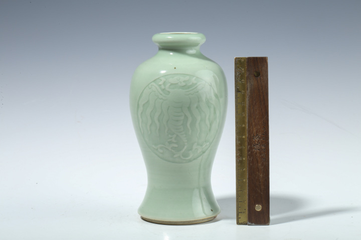 古玩陶瓷晚清·豆青釉暗刻團(tuán)鳳紋洗口瓶拍賣,當(dāng)前價格6500元