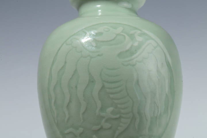 古玩陶瓷晚清·豆青釉暗刻團(tuán)鳳紋洗口瓶拍賣,當(dāng)前價格6500元