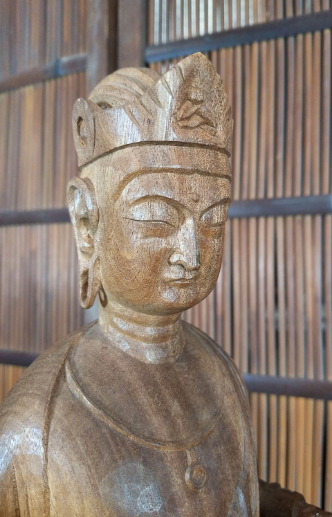 古玩雜項幾十年前日本大販名家制作木雕菩薩像拍賣,當前價格0元