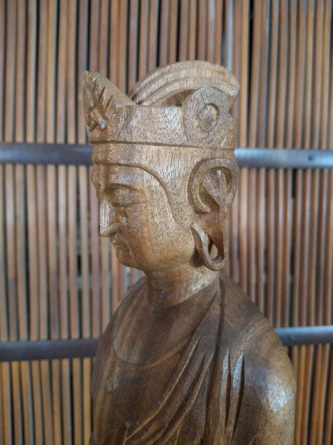古玩雜項幾十年前日本大販名家制作木雕菩薩像拍賣,當前價格0元
