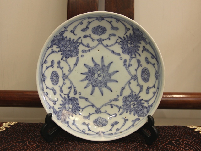 古玩陶瓷清中·青花纏枝花卉紋盤真品鑒賞圖