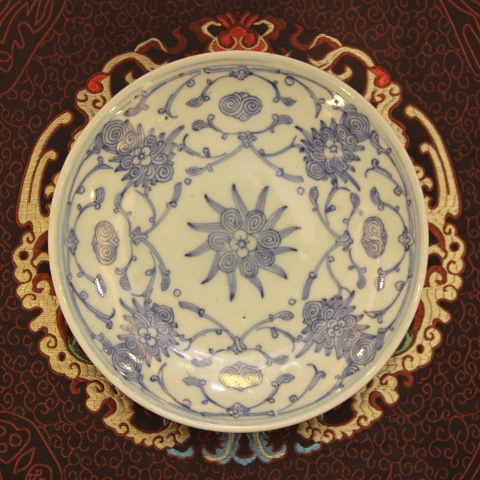 古玩陶瓷清中·青花纏枝花卉紋盤真品鑒賞圖