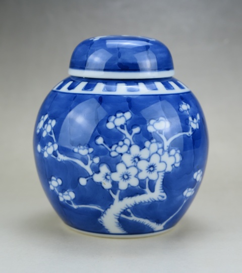 中国古美術品　青花　壺　氷梅茶葉罐　高さ：約11cm 清康熙青花手繪冰梅紋茶葉罐天字罐古玩古董陶瓷器仿古老貨收藏