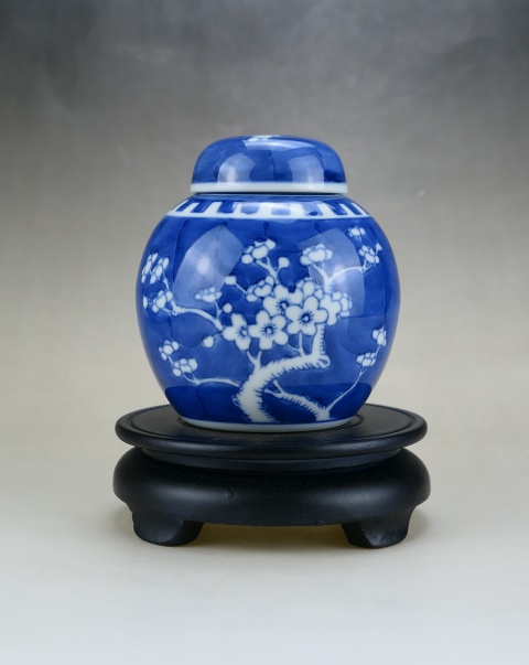 中国古美術品 青花 壺 氷梅茶葉罐 高さ:約11cm 域鉴古玩】经典:民国青花冰梅图盖罐(一手握茶叶利器)拍卖价格
