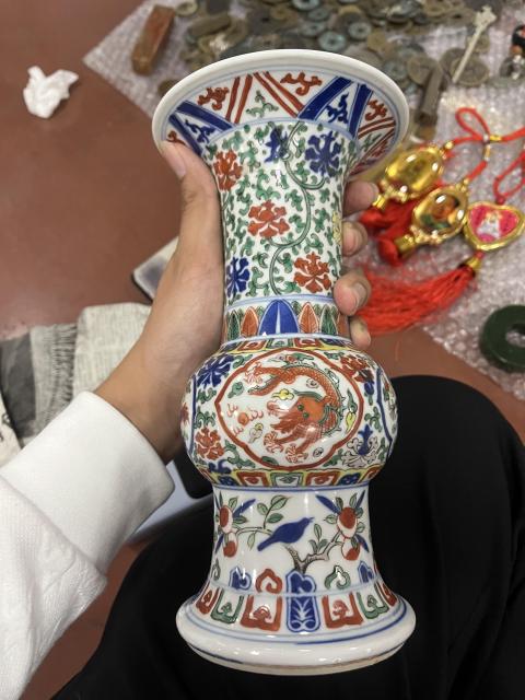 古玩陶瓷清晚期·大明萬歷年制·青花五彩花卉開窗云龍紋花觚拍賣,當前價格12000元