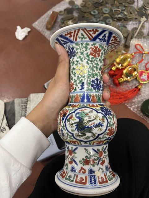 古玩陶瓷清晚期·大明萬歷年制·青花五彩花卉開窗云龍紋花觚拍賣,當前價格12000元