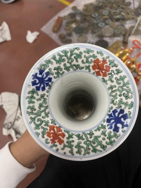 古玩陶瓷清晚期·大明萬歷年制·青花五彩花卉開窗云龍紋花觚拍賣,當前價格12000元