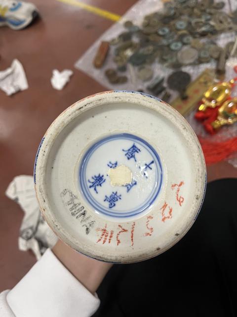 古玩陶瓷清晚期·大明萬歷年制·青花五彩花卉開窗云龍紋花觚拍賣,當前價格12000元