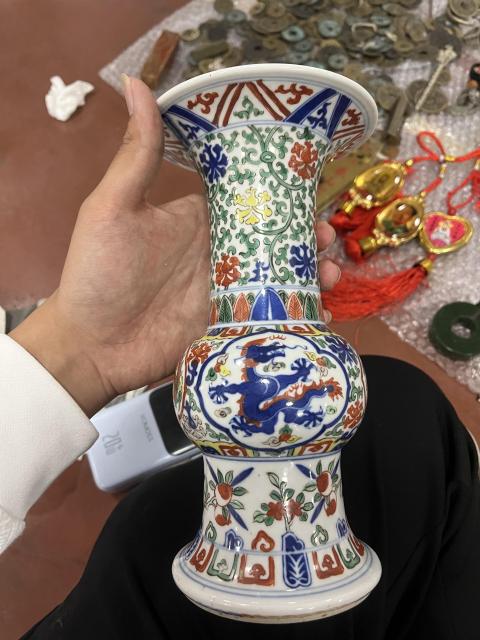 古玩陶瓷清晚期·大明萬歷年制·青花五彩花卉開窗云龍紋花觚拍賣,當前價格12000元