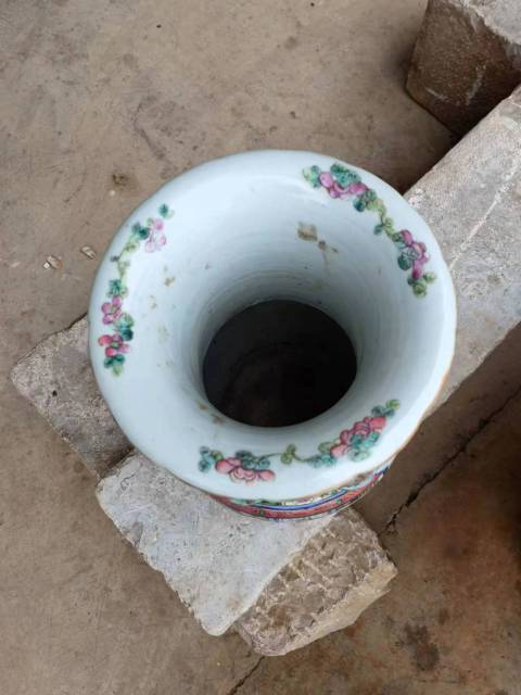 古玩陶瓷咸豐粉彩人物堆塑螭龍紋瓶拍賣，當前價格10500元