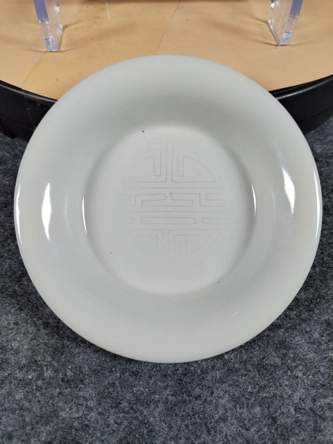 古玩陶瓷清代白釉印花壽字紋盤拍賣,當前價格1200元