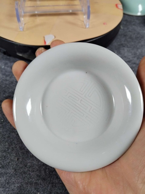 古玩陶瓷清代白釉印花壽字紋盤拍賣,當前價格1200元