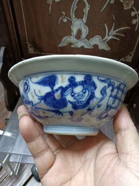 古玩陶瓷青花釉里紅獅子滾繡球紋折沿碗（已保真拍賣(mài)，當(dāng)前價(jià)格8888元