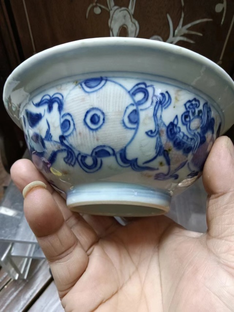 古玩陶瓷青花釉里紅獅子滾繡球紋折沿碗（已保真拍賣(mài)，當(dāng)前價(jià)格8888元