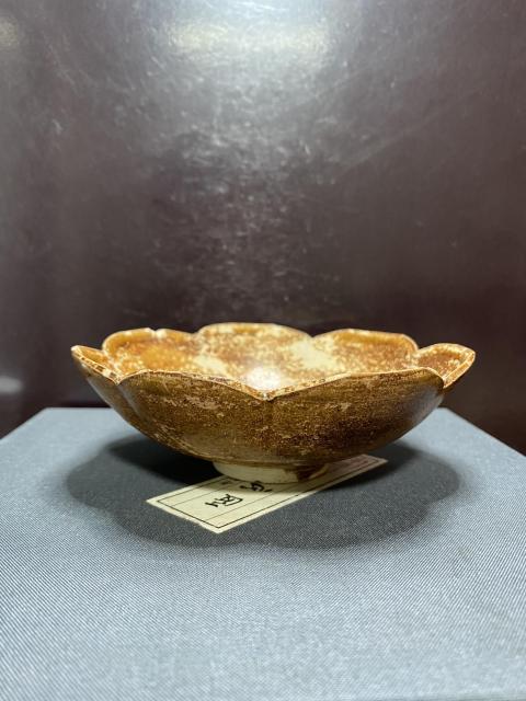古玩陶瓷宋吉州窯黃釉葵口盤拍賣,當前價格3200元