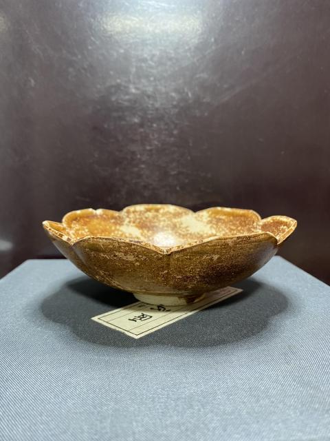 古玩陶瓷宋吉州窯黃釉葵口盤拍賣,當前價格3200元