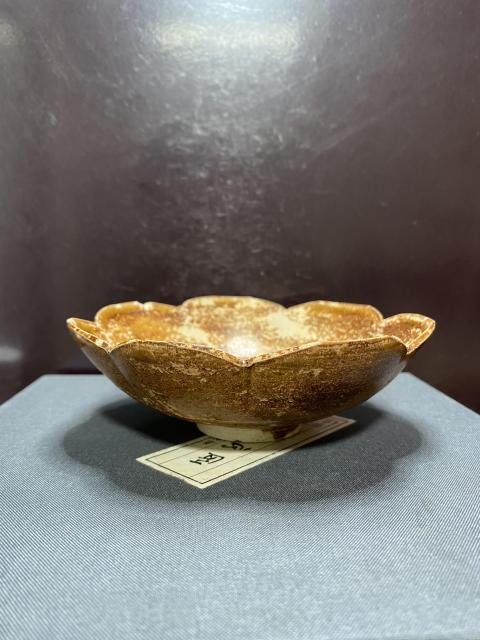 古玩陶瓷宋吉州窯黃釉葵口盤拍賣,當前價格3200元