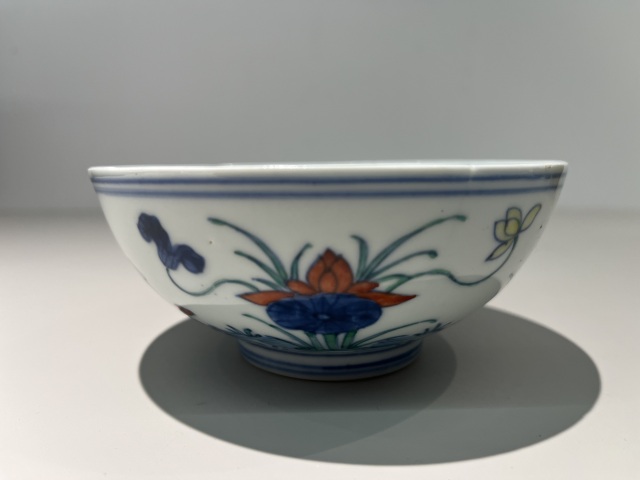古玩陶瓷雍正·斗彩蓮池鴛鴦紋碗真品鑒賞圖