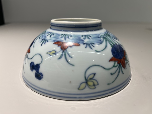 古玩陶瓷雍正·斗彩蓮池鴛鴦紋碗真品鑒賞圖
