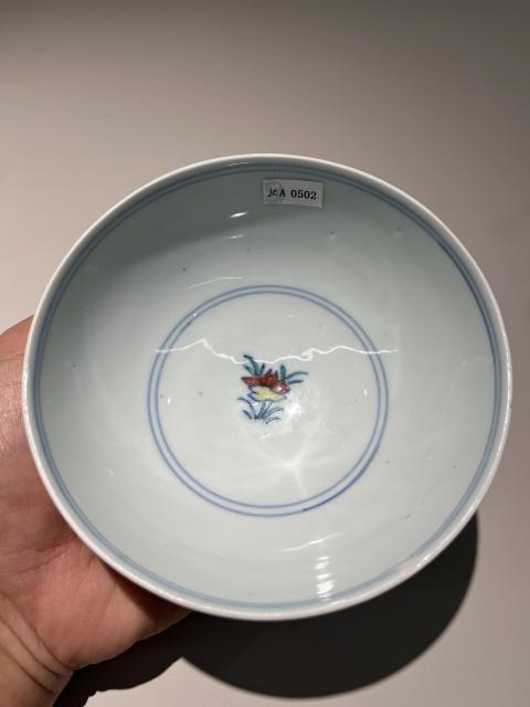 古玩陶瓷雍正·斗彩蓮池鴛鴦紋碗真品鑒賞圖