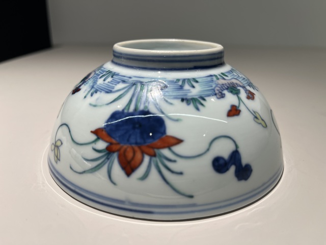 古玩陶瓷雍正·斗彩蓮池鴛鴦紋碗真品鑒賞圖