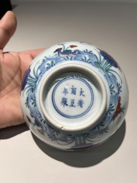 古玩陶瓷雍正·斗彩蓮池鴛鴦紋碗真品鑒賞圖