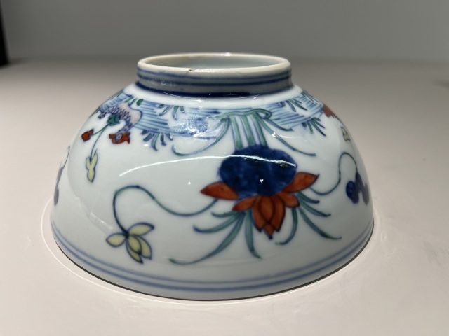 古玩陶瓷雍正·斗彩蓮池鴛鴦紋碗真品鑒賞圖