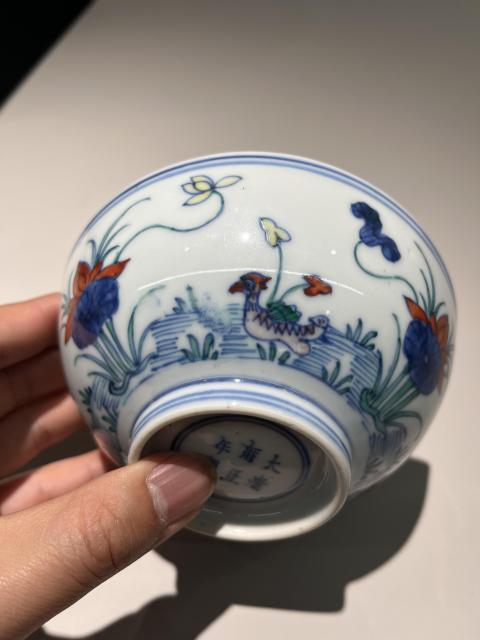 古玩陶瓷雍正·斗彩蓮池鴛鴦紋碗真品鑒賞圖