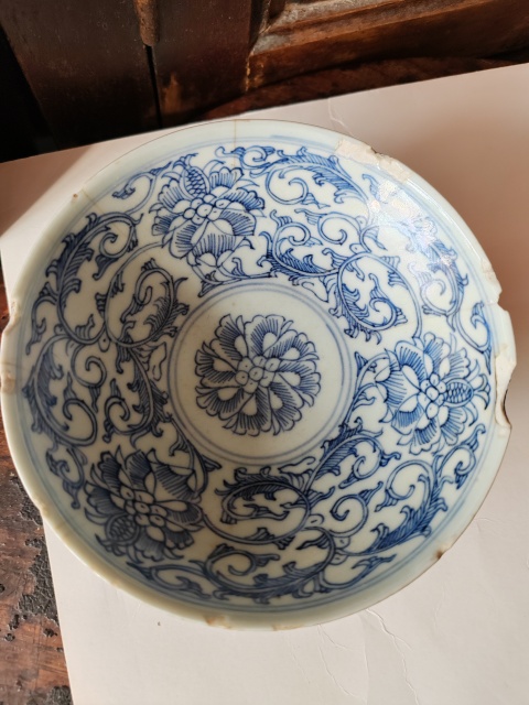 古玩陶瓷清中期外霽藍釉內青花纏枝花紋碗拍賣，當前價格1326元
