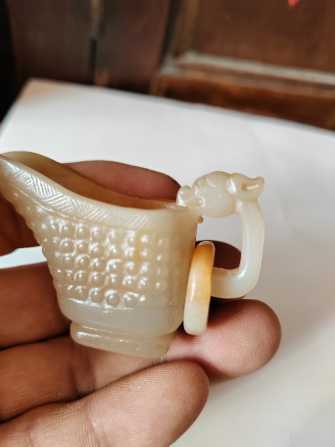 古玩玉器漢代玉雕“龍耳執杯”拍賣，當前價格2999元