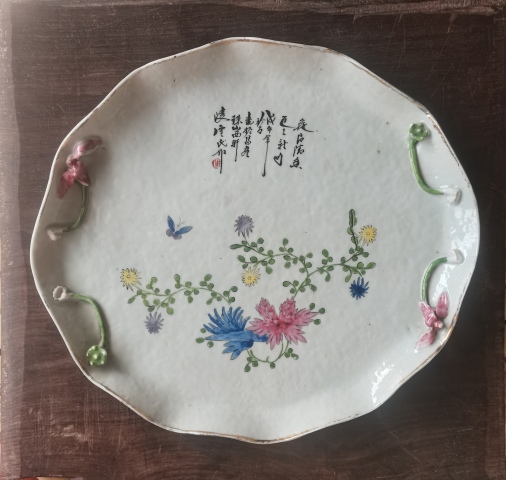 古玩陶瓷民國大名家凌云粉彩花蝶詩文貼塑蓮花茶盤拍賣,當(dāng)前價(jià)格1800元