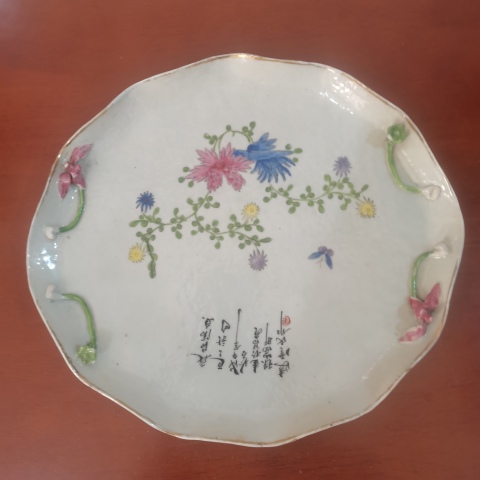古玩陶瓷民國大名家凌云粉彩花蝶詩文貼塑蓮花茶盤拍賣,當(dāng)前價(jià)格1800元