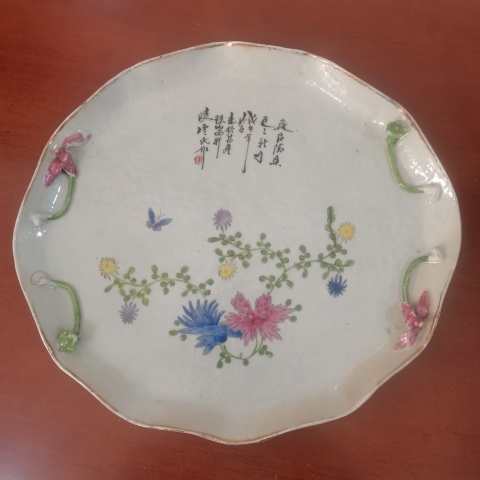 古玩陶瓷民國大名家凌云粉彩花蝶詩文貼塑蓮花茶盤拍賣,當(dāng)前價(jià)格1800元