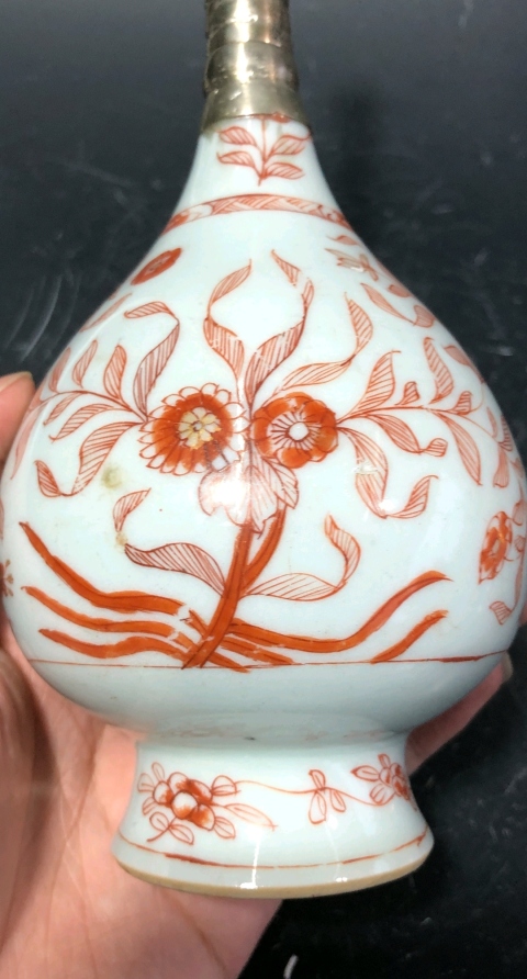 古玩陶瓷康熙礬紅花卉紋荸薺瓶拍賣,當(dāng)前價(jià)格2300元