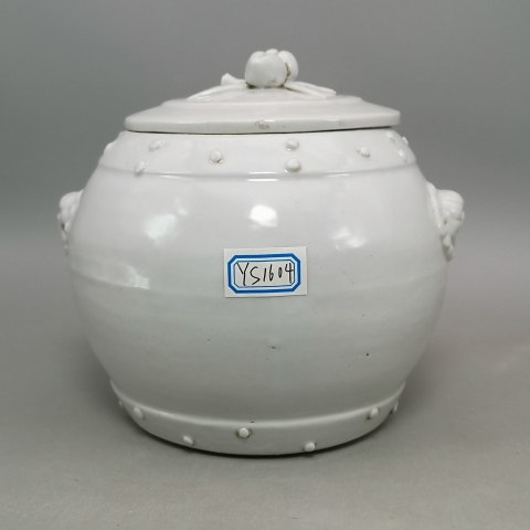 古玩陶瓷全品 清晚民初 白釉 梅花 鼓釘獸首罐拍賣，當前價格500元