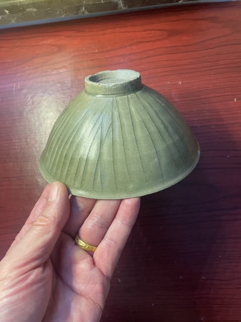 古玩陶瓷金村窯青釉刻花斗笠碗拍賣,當(dāng)前價格2588元