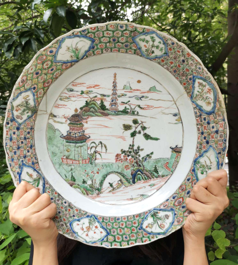 古玩陶瓷【8713】清康熙 五彩山水樓閣圖花口大盤拍賣,當前價格11680元