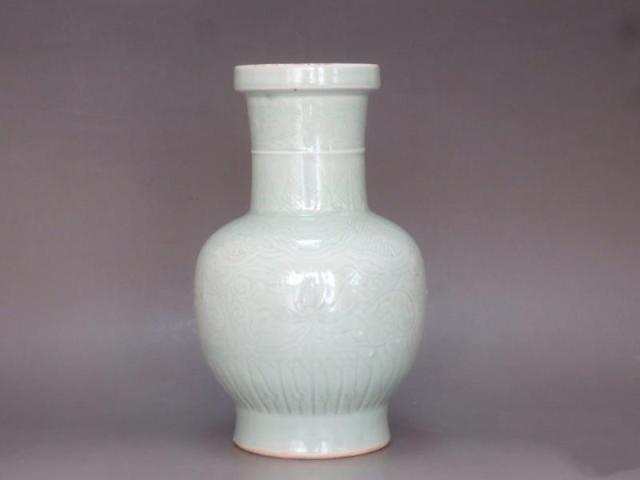 古玩陶瓷清代青釉刻花盤口瓶拍賣，當前價格12788元